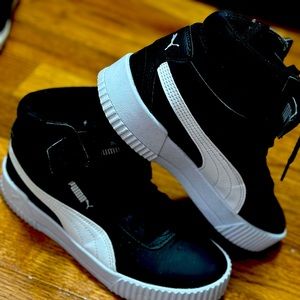 Very comfortable puma size 7 black-and-white